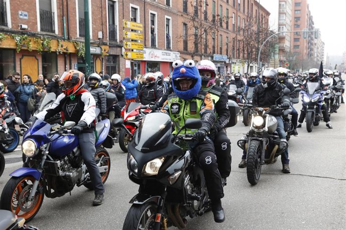 Archivo - Varios motoristas participan en el desfile de las banderas en la concentración motera Pingüinos.