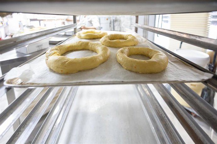 Archivo - Masas para elaborar el roscón de Reyes