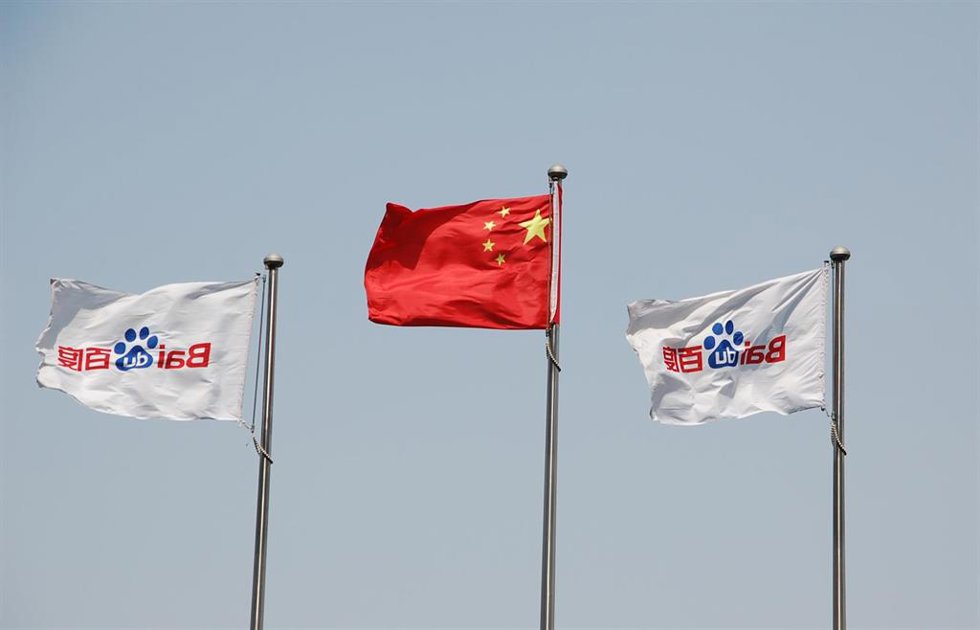 Archivo - FILED - 22 May 2014, China, Bejing: The Chinese national flag is flanked by the company flags of Chinese internet search engine Baidu swaying in the wind at the Baidu's headquarter. Photo: picture alliance / dpa