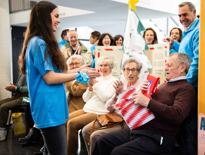 Voluntarios reparten regalos a niños y personas mayores.