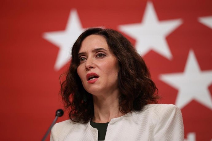 La presidenta de la Comunidad de Madrid, Isabel Díaz Ayuso, durante una rueda de prensa tras la reunión del Consejo de Gobierno, en la Real Casa de Correos, a 17 de diciembre de 2025, en Madrid (España).