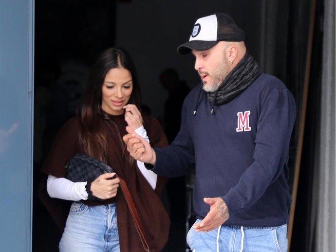 Lola y Kiko Rivera su llegada a una tienda de pirotecnia