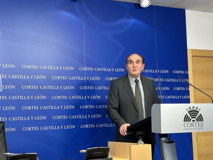 Archivo - El Procurador del Común en Castilla y León, Tomás Quintana, ofrece una rueda de prensa en las Cortes de Castilla y León.