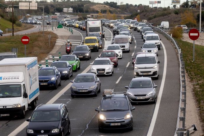 Archivo - Varios vehículosen una retención.