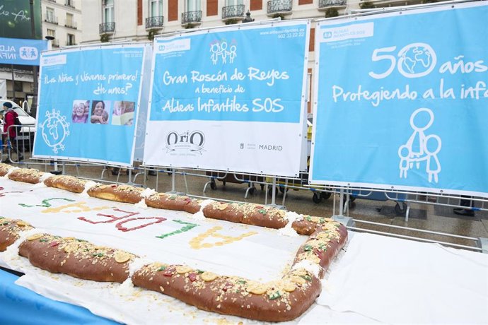 Archivo - Reparto de Roscón de Reyes de Aldeas Infantiles SOS, en la Puerta del Sol, a 5 de enero de 2025, en Madrid (España). 