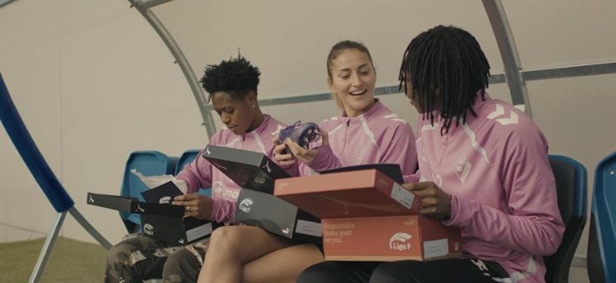 Jugadoras del Eibar femenino reciben nuevas botas de parte de la Liga F