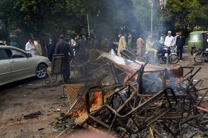 Archivo - Seguidores del ex primer ministro de Pakistán Imran Jan se enfrentan a las fuerzas de seguridad en Lahore para intentar evitar su arresto en 2023 (archivo)