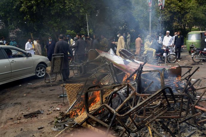 Archivo - March 17, 2023, Lahore, Punjab, Pakistan: Supporters of former Prime Minister Imran Khan clash with riot police near Khan's house to prevent officers from arresting him, in Lahore. A Pakistan court declined on March 16 to cancel an arrest warran