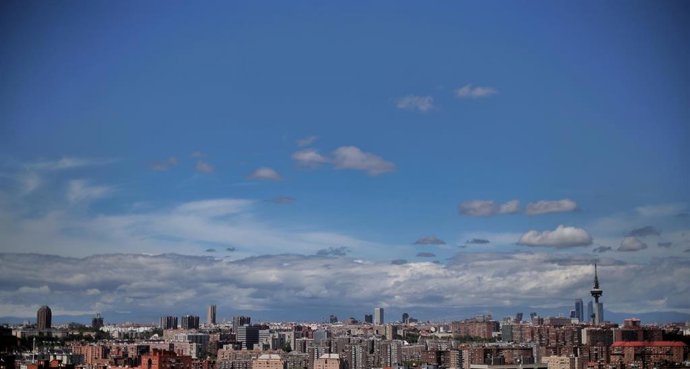 Archivo - Cielo despejado en Madrid.