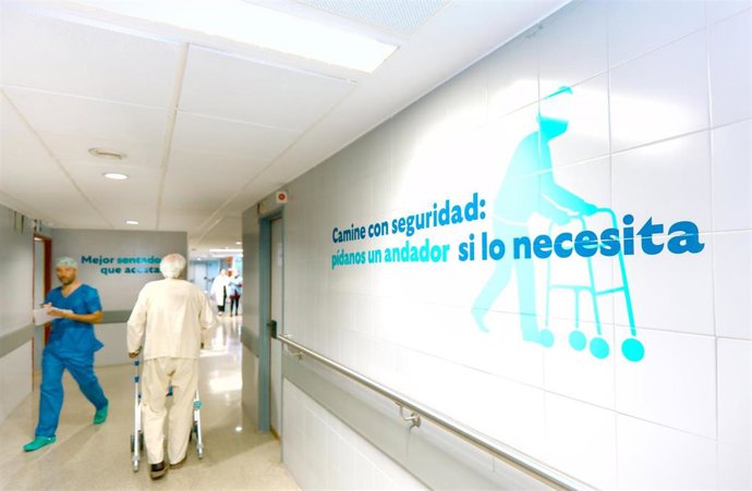 Una de las frases que animan a hacer ejercicio y a comer mejor que aparecen en pasillos del Virgen del Rocío.