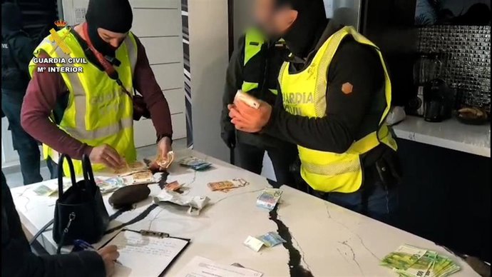 Agentes de la Guardia Civil de Cádiz en el registro de un domicilio que actuaba como punto de venta de droga en La Barca de la Florida (Cádiz)