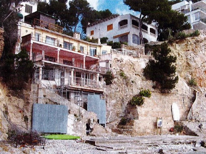 El Govern autoriza la demolición de un edificio obsoleto en primera línea de costa de Cala Oli