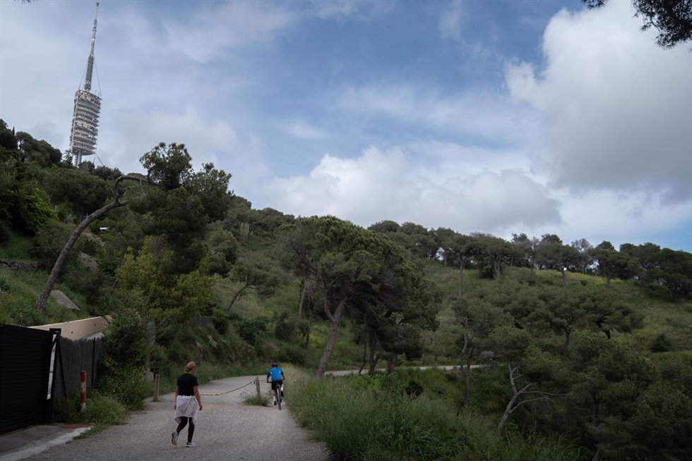 Archivo - Dos personas pasean, en el Parc Natural de la Serra de Collserola, en una imagen de archivo