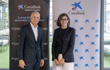 La directora territorial de CaixaBank en Barcelona, ​​Maria Alsina, y el ceo de Spring Hotels, Miguel Villarroya.