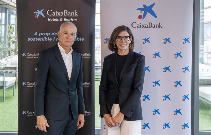 La directora territorial de CaixaBank en Barcelona, ​​Maria Alsina, y el ceo de Spring Hotels, Miguel Villarroya.