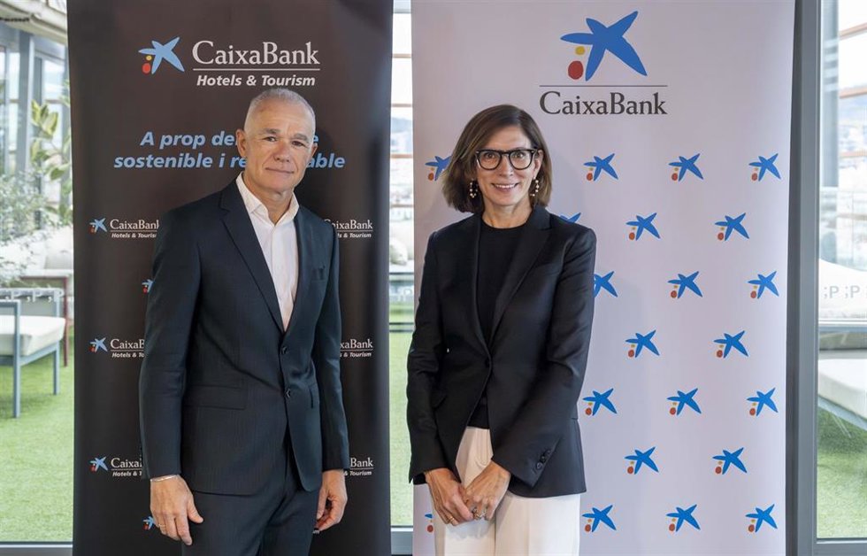 La directora territorial de CaixaBank en Barcelona, Maria Alsina, y el ceo de Spring Hotels, Miguel Villarroya.