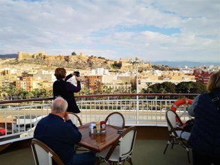 Archivo - Vista de la Alcazaba desde un crucero en el Puerto de Almería.