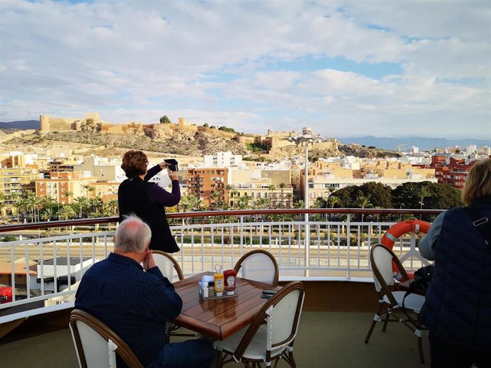 Archivo - Vista de la Alcazaba desde un crucero en el Puerto de Almería.