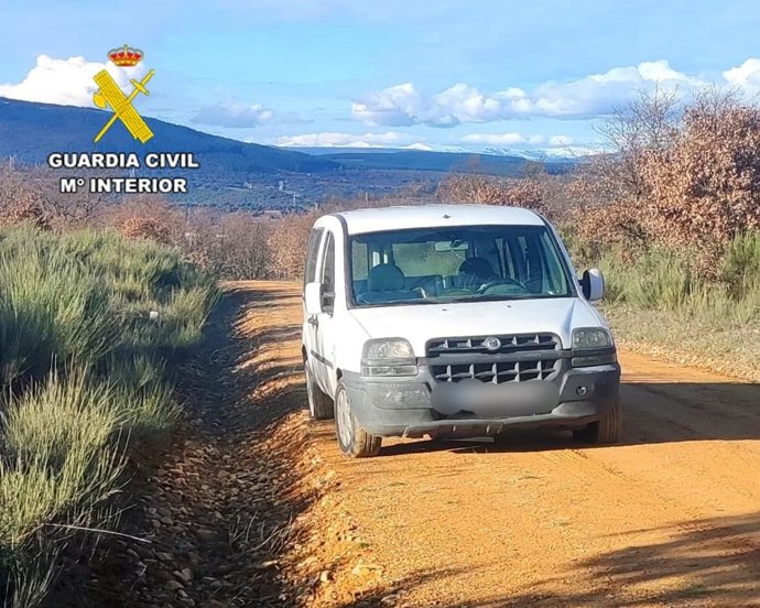 Furgoneta utilizada por los presuntos autores de robo de cableado telefónico en la provincia de León.