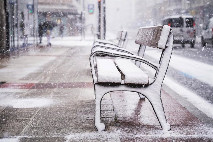 Archivo - Un banco cubierto de nieve tras la intensa nevada caída sobre Vitoria-Gasteiz en febrero de 2023