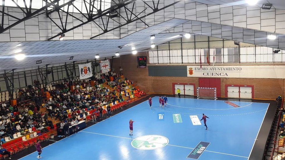 Archivo - La pista central 'Paulino Fernández' de El Sargal estrena luces LED.