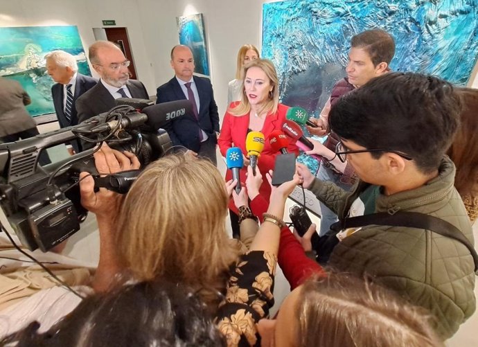 Archivo - La consejera de Economía, Hacienda y Fondos Europeos, Carolina España, con empresarios en una imagen de archivo.