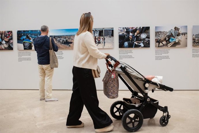 Archivo - Varias personas ven las fotografías expuestas, tras la presentación de la exposición ‘Gaza a través de sus ojos’, en el Museo Thyssen-Bornemisza, a 23 de septiembre de 2025, en Madrid (España). La muestra está formada por 27 fotografías tomadas 