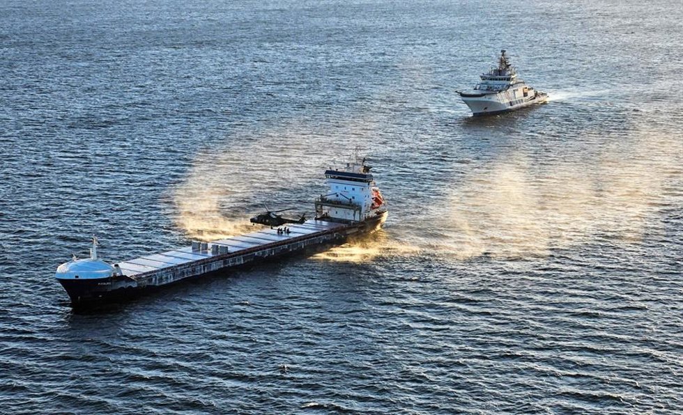 La Guardia Costera de Finlandia escolta a puerto al carguero 'Fitburg'