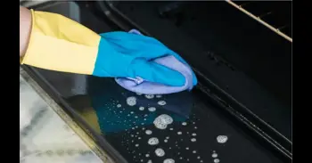 Ni productos caros ni químicos agresivos: cómo limpiar el horno con una pastilla de lavavajillas