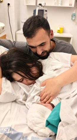 Imagen de los padres junto a su hija Yasmin, primer bebé nacido en Ávila en 2026.