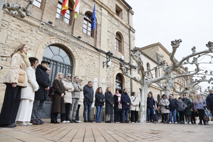 El alcalde de Fuenmayor, Alberto Peso, preside la concentración de condena de la violencia tras el asesinato de un hombre en Fuenmayor, en la puerta del Ayuntamiento, a 2 de enero de 2026, en Fuenmayor, La Rioja (España).