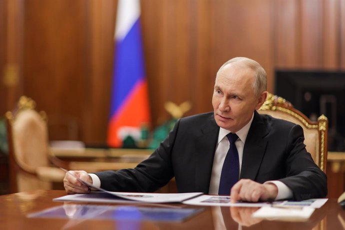RÚSSIA, MOSCOU - 30 DE DEZEMBRO DE 2025: O presidente da Rússia, Vladimir Putin, observa durante uma reunião com a Secretária de Estado - Vice-Ministra da Defesa da Rússia, Anna Tsivileva, presidente da Fundação Defensores da Pátria, no Kremlin de Moscou,