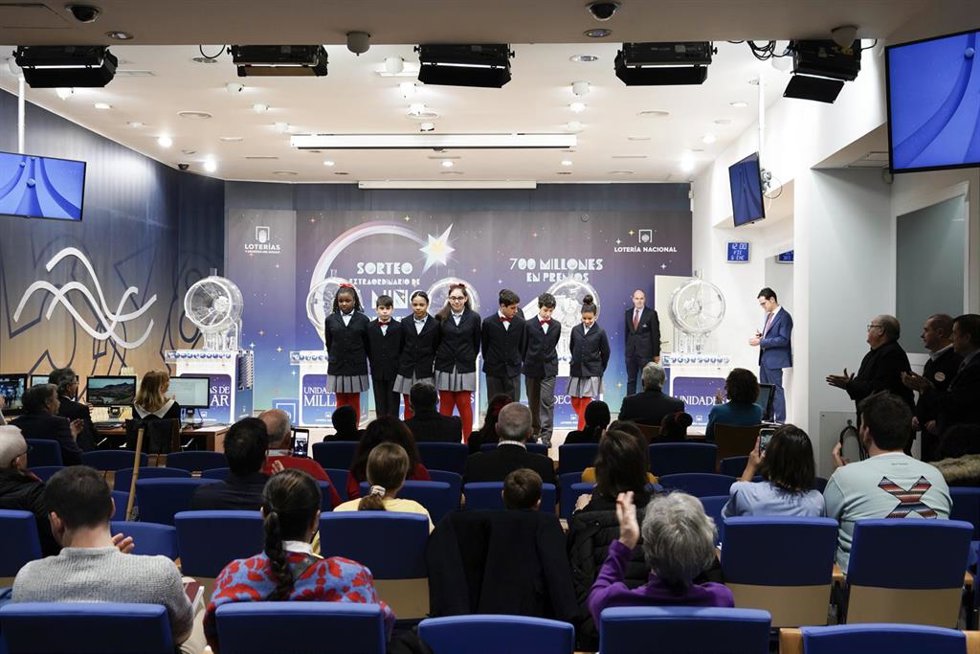 Archivo - Los niños de San Ildefonso antes del comienzo de la celebración del Sorteo Extraordinario del Niño, a 6 de enero de 2023, en Madrid (España). 