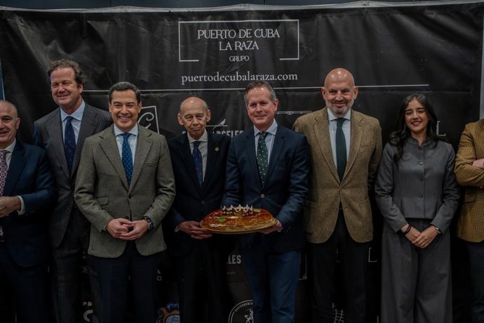 El presidente del Ateneo, en el centro, junto al presidente de la Junta, que encarnará al Rey Baltasar, el delegado de Fiestas Mayores y otros integrantes de la Cabalgata, en un desayuno informativo en La Raza.