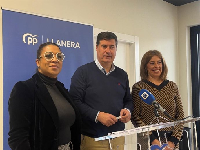 La diputada regional del PP de Asturias, Sandra Camino, el portavoz municipal, Silverio Argüelles, y la edil Nuria Niño durante la rueda de prensa.