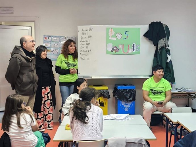 El delegado del Área de Políticas Sociales, Familia e Igualdad de Ayuntamiento de Madrid, José Fernández, visita el CEIP José Ortega y Gaset durante los Madridcamp para facilitar la conciliación familiar y laboral