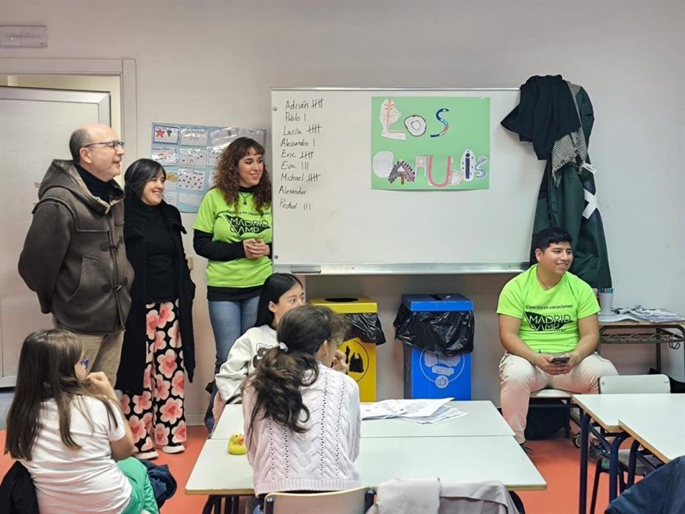 El delegado del Área de Políticas Sociales, Familia e Igualdad de Ayuntamiento de Madrid, José Fernández, visita el CEIP José Ortega y Gaset durante los Madridcamp para facilitar la conciliación familiar y laboral