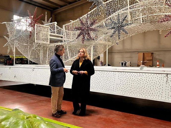 La alcaldesa, Cristina, Ayala, y el concejal de Fiestas, Cesar Barriada, han visitado las carrozas que saldrán en la cabalgata.