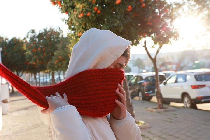 Archivo - Arxiu - Una persona s'abriga per a protegir-se del fred