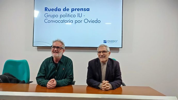 El portavoz de IU-Convocatoria por Oviedo, Gaspar Llamazares, y el diputado nacional de Sumar, Rafael Cofiño, en rueda de prensa.