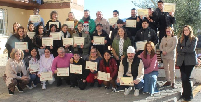 Alumnado tras la entrega de los certificados de las últimas formaciones impartidas por Cáritas