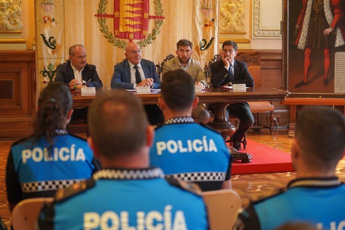 Archivo - El alcalde de Valladolid, Jesús Julio Carnero, en un acto al que asistieron miembros de la Policía Municipal.