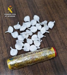 Las dosis de cocaína intervenidas y el paquete en el que estaban escondidas.