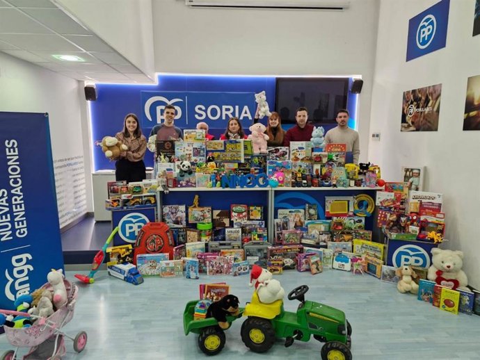 Entrega de juegues recogidos por Nuevas Generaciones de Soria para niños de la zona del Moncayo.