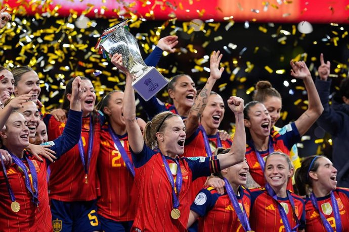 La selección española femenina de fútbol alza su trofeo de campeona de la Liga de Naciones