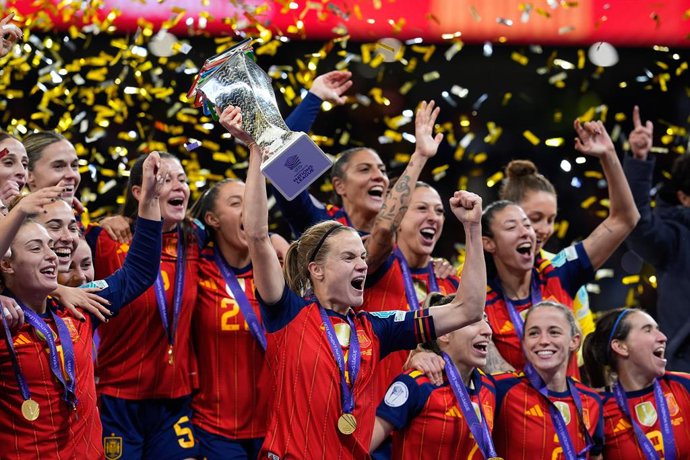 Irene Paredes of Spain celebrates the victory with the trophy during the UEFA Women's Nations League 2025 final second leg match between Spain and Germany at Riyadh Air Metropolitano stadium on December 02, 2025 in Madrid, Spain.