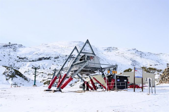Archivo - Unos telesillas de la estación de esquí y montaña de Alto Campoo