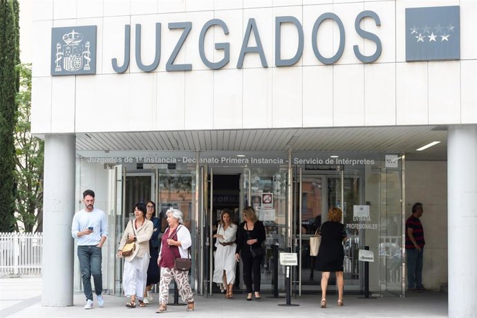 Archivo - La asesora de Moncloa, Cristina Álvarez, a su llegada a declarar por el ‘caso Begoña Gómez’, en los Juzgados de Plaza de Castilla, a 10 de septiembre de 2025, en Madrid (España).