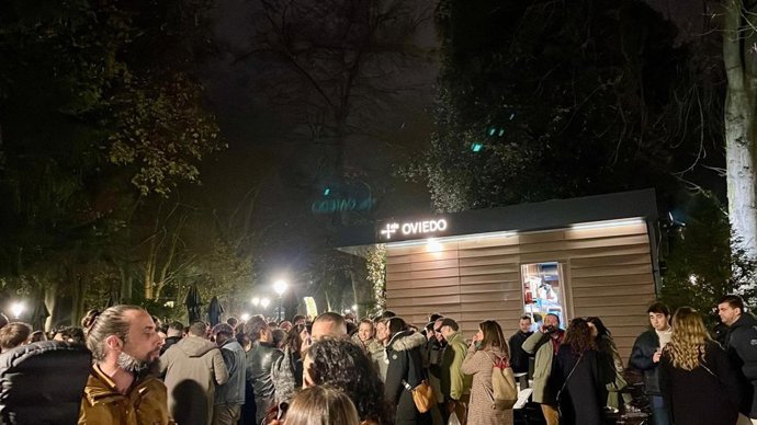 Gente en el entorno del aguaducho del Campo San Francisco durante la tarde de Nochevieja.