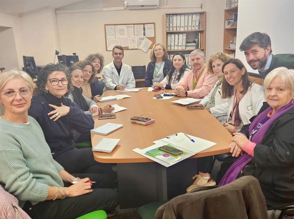 Reunión de representantes del área sanitaria de Jerez con entidades sociales de la zona en una imagen de archivo.